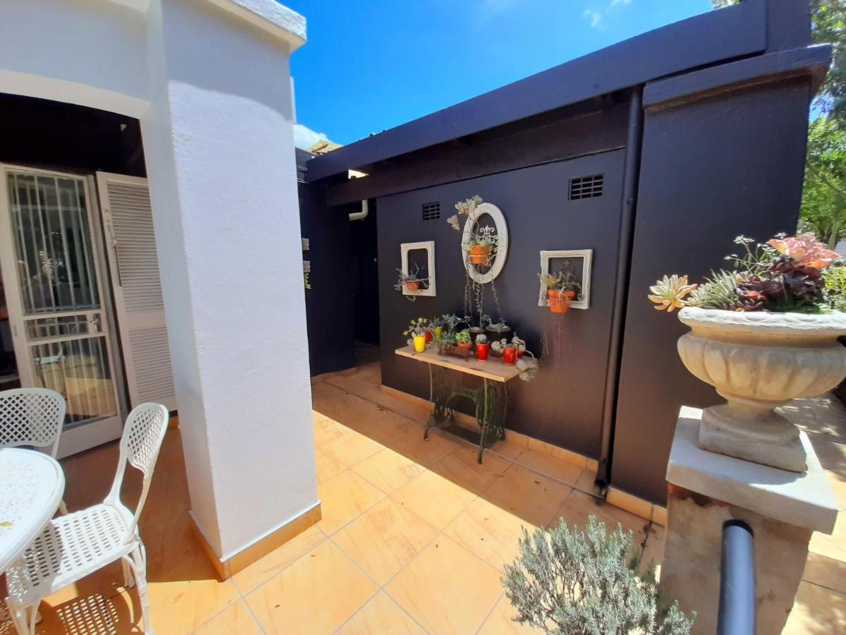 At 98 On Lynburn Guest House Pretoria-Noord Εξωτερικό φωτογραφία