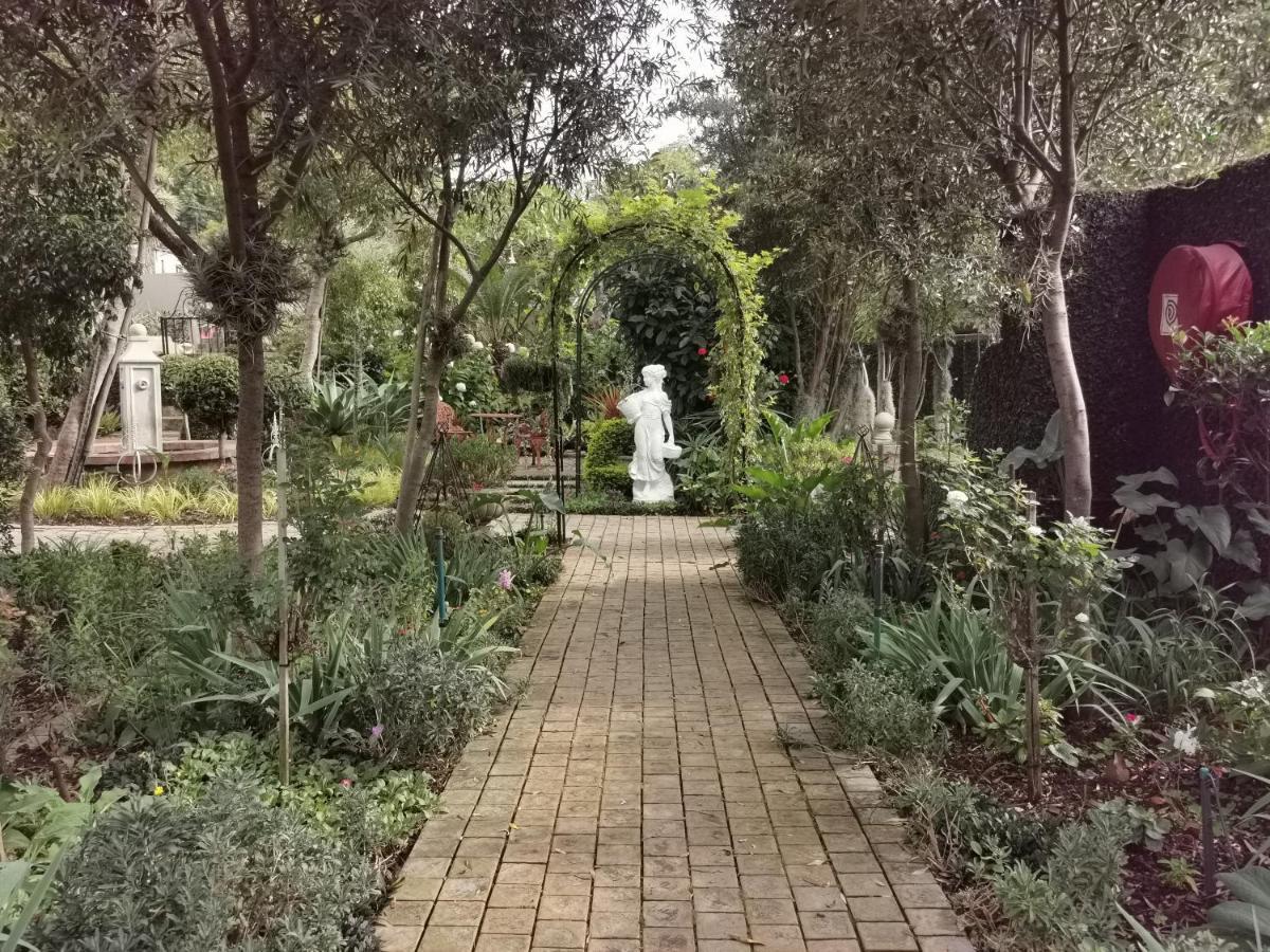 At 98 On Lynburn Guest House Pretoria-Noord Εξωτερικό φωτογραφία
