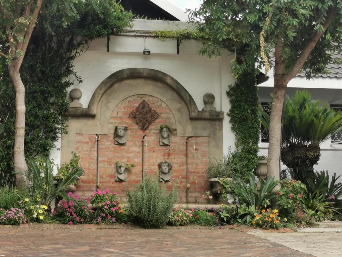 At 98 On Lynburn Guest House Pretoria-Noord Εξωτερικό φωτογραφία