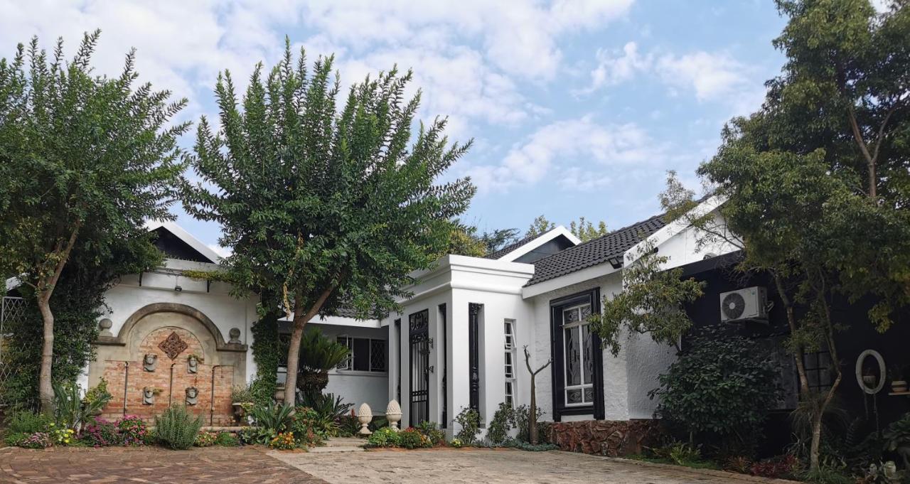 At 98 On Lynburn Guest House Pretoria-Noord Εξωτερικό φωτογραφία