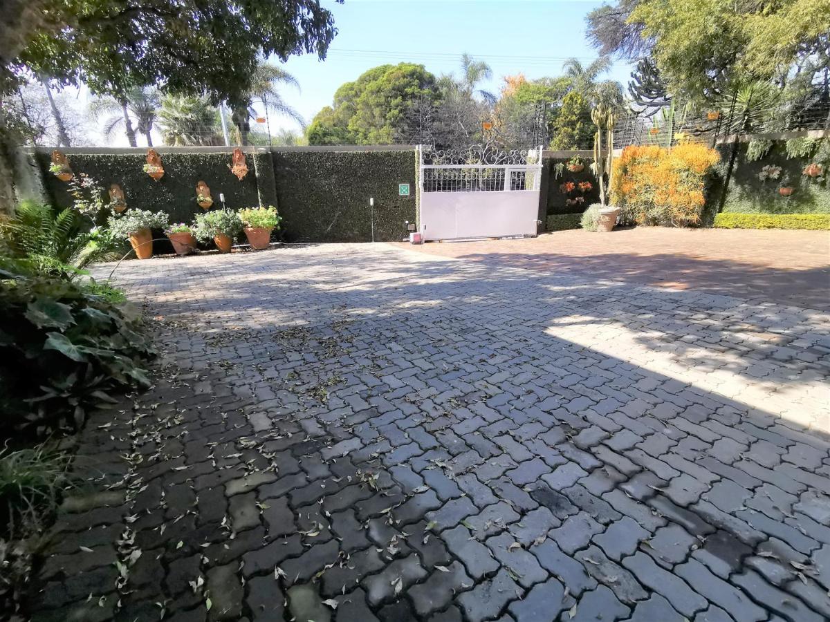 At 98 On Lynburn Guest House Pretoria-Noord Εξωτερικό φωτογραφία